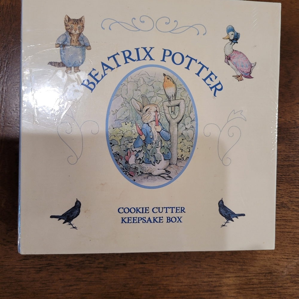 Beatrix Potter Cookie Cutters and keepsake box. NWOT